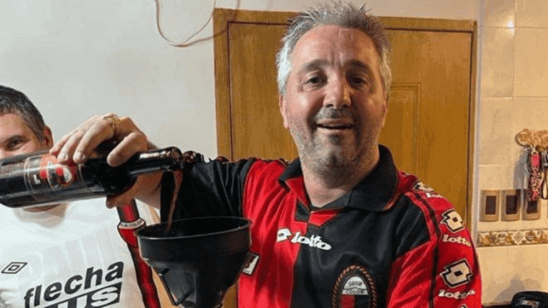 (VIDEO) Colón campeón y lo festejó tomando un vino… ¡con las cenizas del abuelo!