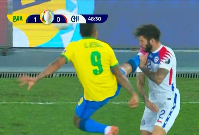 (VIDEO) ¡ANDA A LA UFC! Terrible patada de Gabriel Jesús: Fue expulsado ante Chile