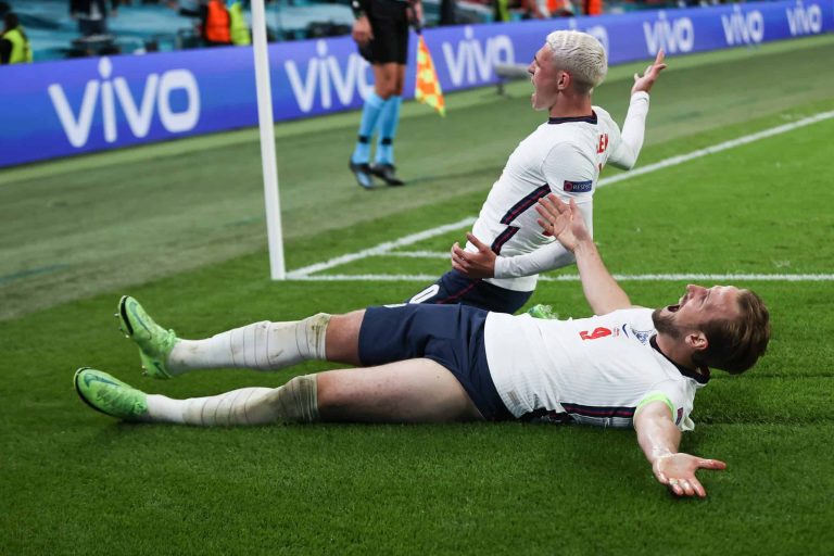UEFA multó a Inglaterra tras incidentes durante el partido ante Dinamarca