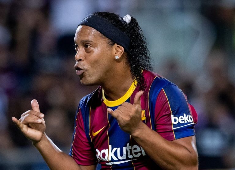 (VIDEO) Show de Ronaldinho con el Barça: Gol ante el Madrid y casi anota desde el mediocampo