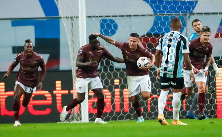 (VIDEO) GOLPE ALBO EN BRASIL: LDU derrotó a Gremio y clasificó a cuartos