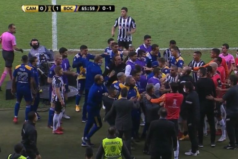 (VIDEO) Incidentes entre jugadores de Boca y Mineiro en la revisión del VAR