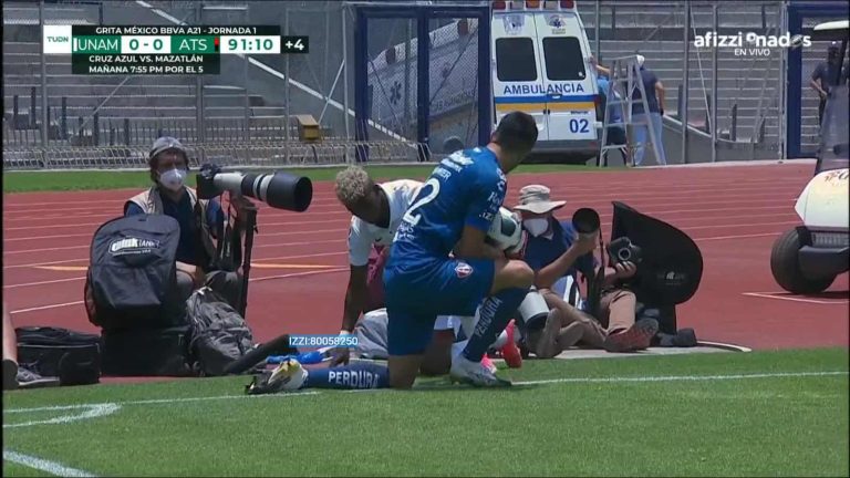 (VIDEO) ¡Cuidado con el micrófono! La caída de W. Corozo en la Liga MX