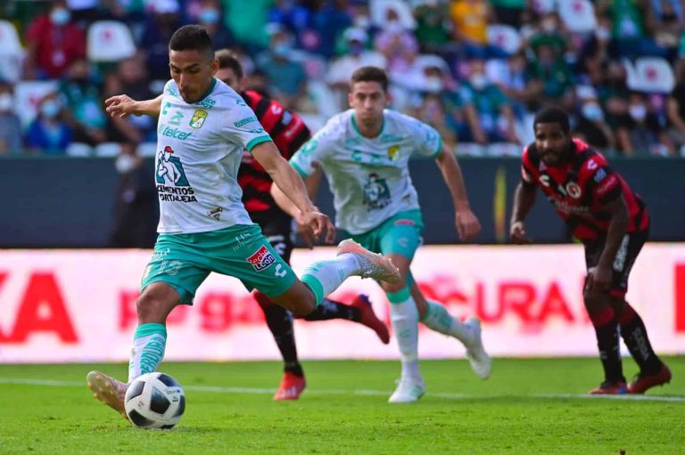 (VIDEO) ¡DUELO DE ECUATORIANOS: Ángel Mena y Fidel Martínez anotaron en México