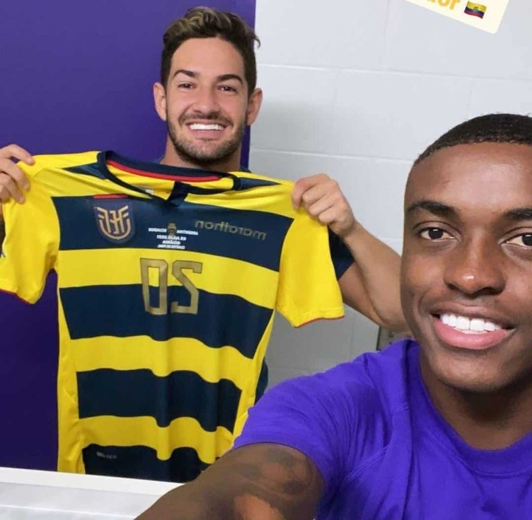 (FOTO) El regalo de Jhegson Méndez para Alexandre Pato