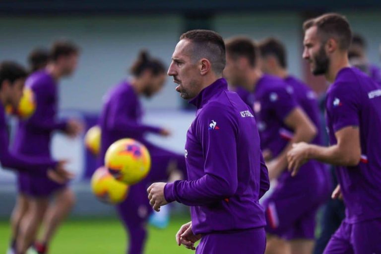 Fiorentina anunció la salida de Franck Ribéry y Martín Cáceres