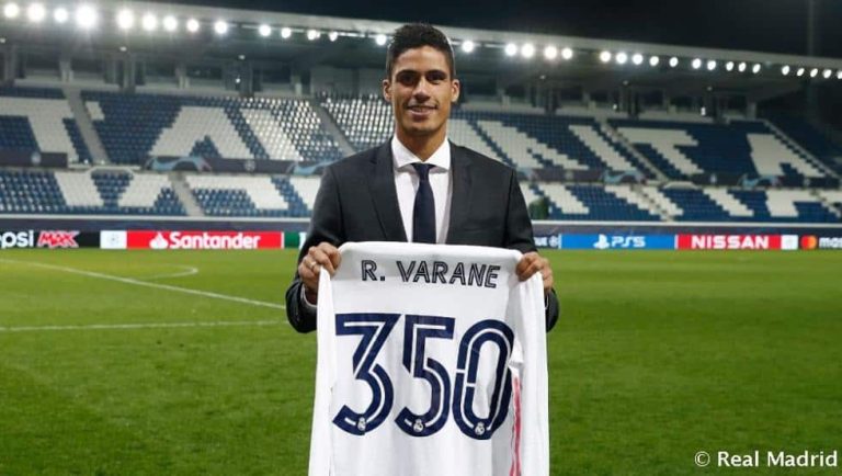 El United sigue peleando por Varane