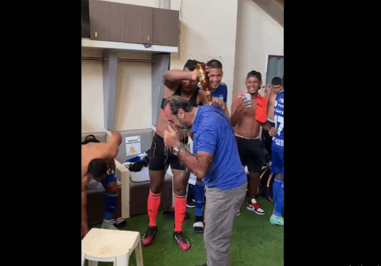 (VIDEO) A Neme lo bañaron… ¡con cerveza!