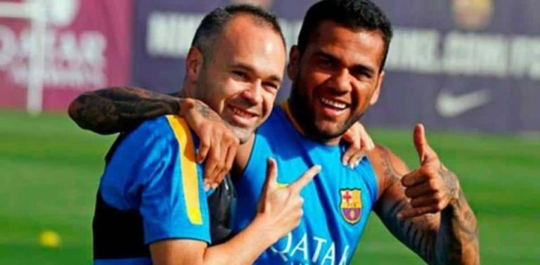 Regalo de Iniesta con Dani Alves: “Mi hermanito, es precioso”