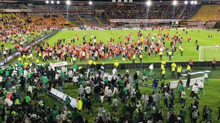 (VIDEO) ¡Batalla campal entre hinchas en el regreso a El Campín!