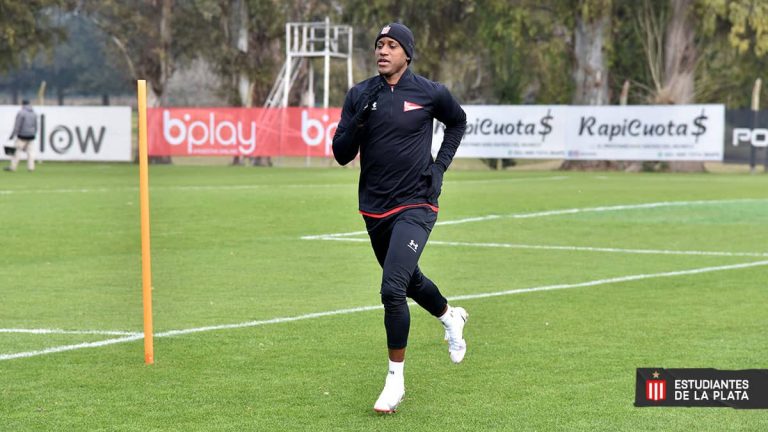 (FOTO) ¡LE DIERON LA BIENVENIDA! Jaime Ayoví ya entrena con Estudiantes