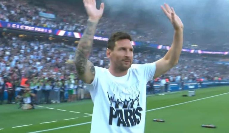 (VIDEO) “PARQUE DEL PRÍNCIPE MESSI”: La “explosión” en el estadio con la presentación del argentino