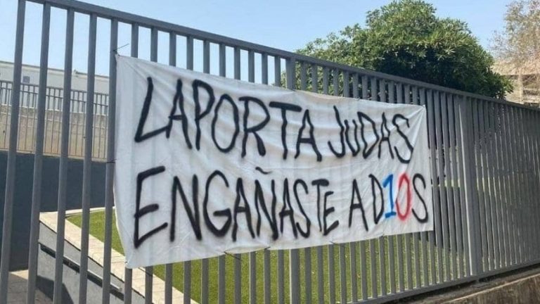 (FOTOS) “Judas”: Banderas en Barcelona por la salida de Messi