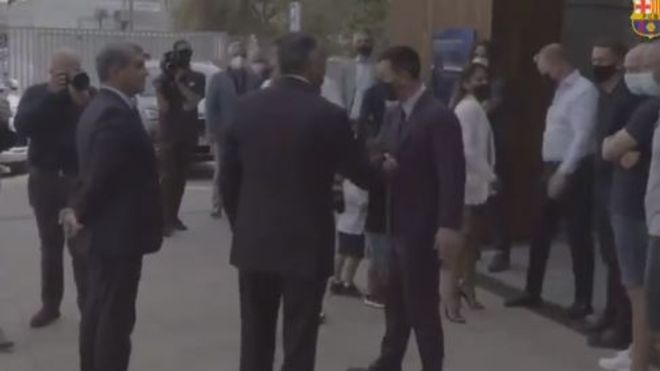 (VIDEO) Frío saludo entre Messi y Laporta antes de su despedida