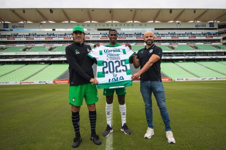 (FOTO) Félix Torres renovó con el Santos Laguna