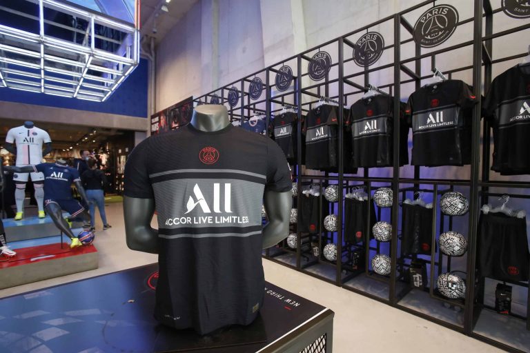 (FOTOS) El PSG reveló su tercera camiseta