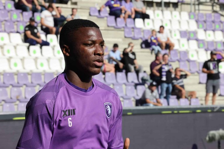 Moisés Caicedo fue titular en la derrota del Beerschot