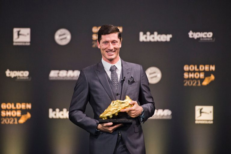 ¡LEWANDOWSKI RECIBE LA BOTA DE ORO 2020/21!