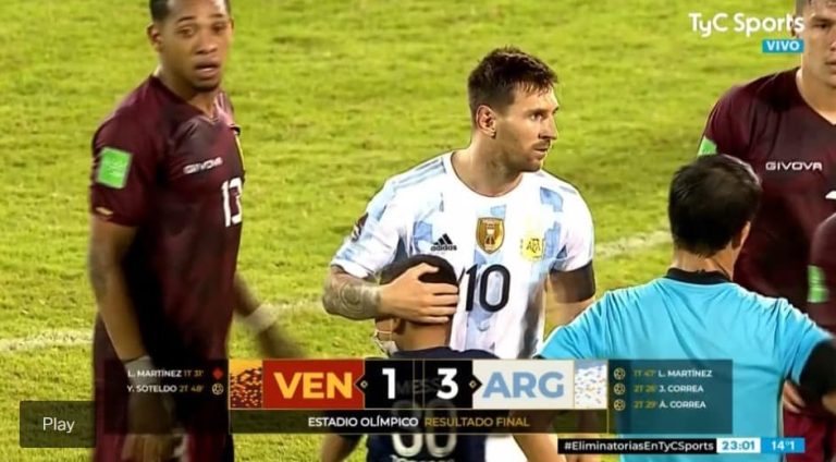 ¡Un niño venezolano entró al campo de juego para abrazar a Messi!