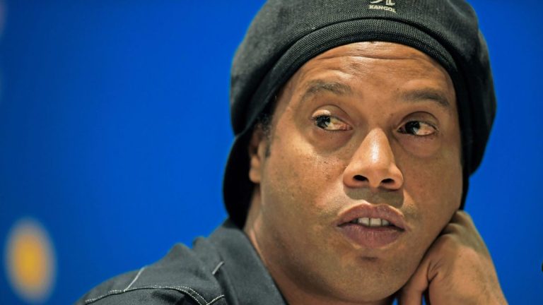 Ronaldinho aparece por París y eso generó polémica
