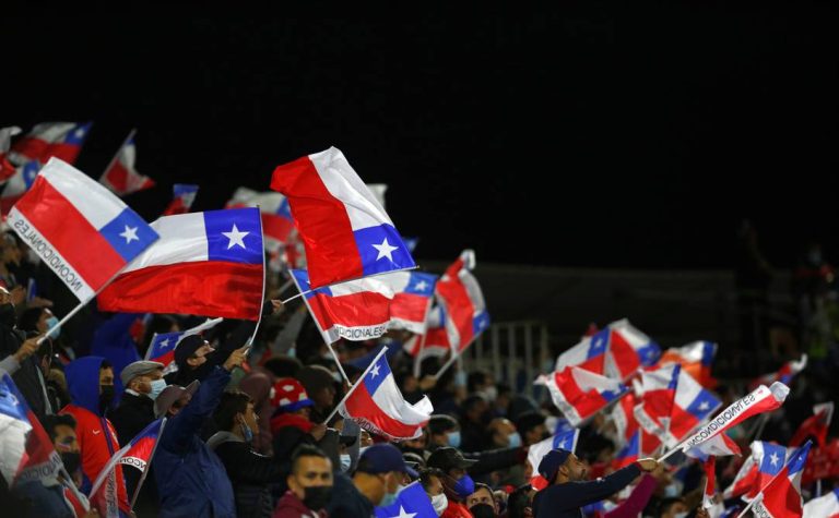 FIFA multó a Chile por comportamiento discriminatorio de sus hinchas