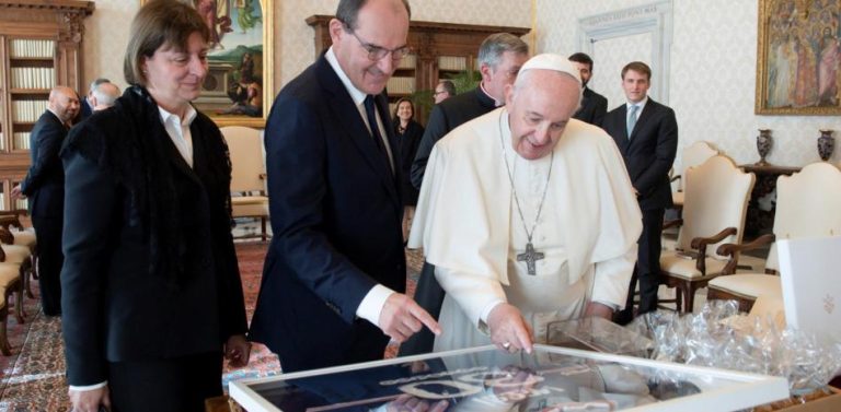 El Papa Francisco recibe una camiseta de Messi del PSG