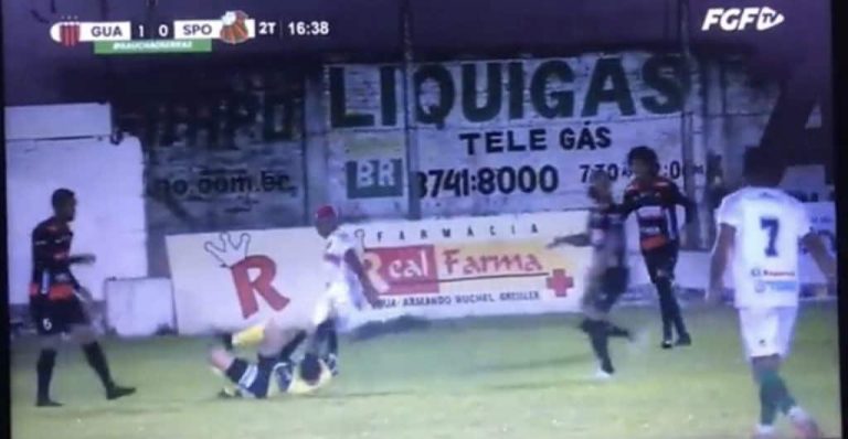 (VIDEO) Brutal agresión de un jugador a un árbitro en el ascenso de Brasil