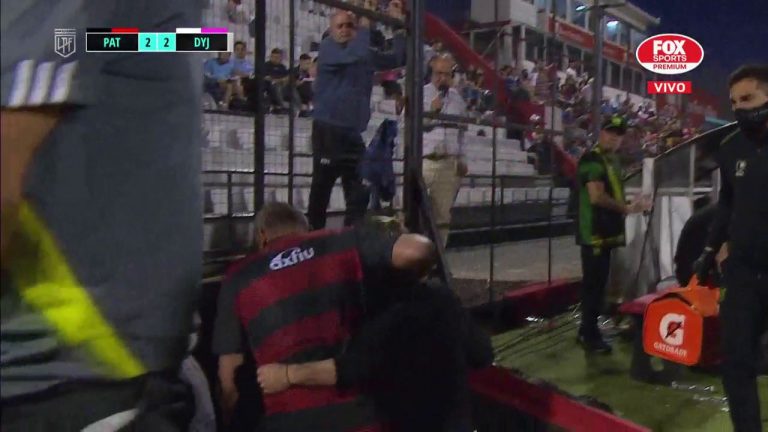 (VIDEO) INSÓLITO: Becaccece y Delfino a los golpes en el entretiempo