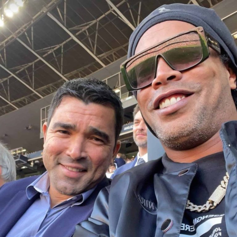 (FOTOS) Ronaldinho, Puyol y Deco presentes en el Clásico español
