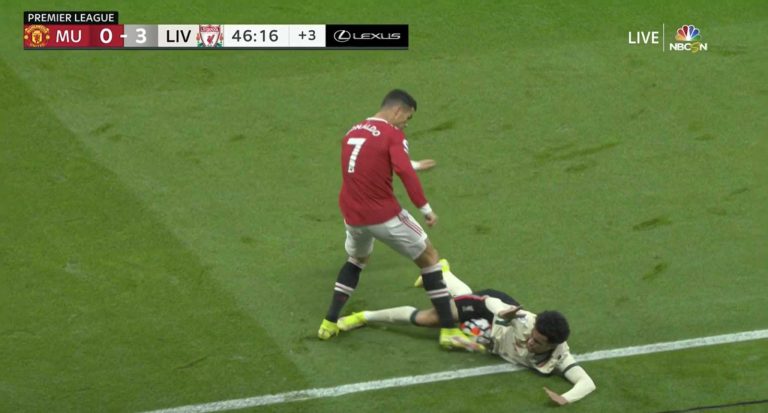 (VIDEO) PERDIÓ LA CABEZA: La dura agresión de CR7 a un rival