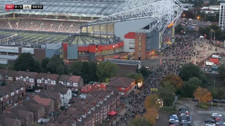 (VIDEO) Arde Manchester por la goleada: la gente empezó a irse… ¡media hora antes!
