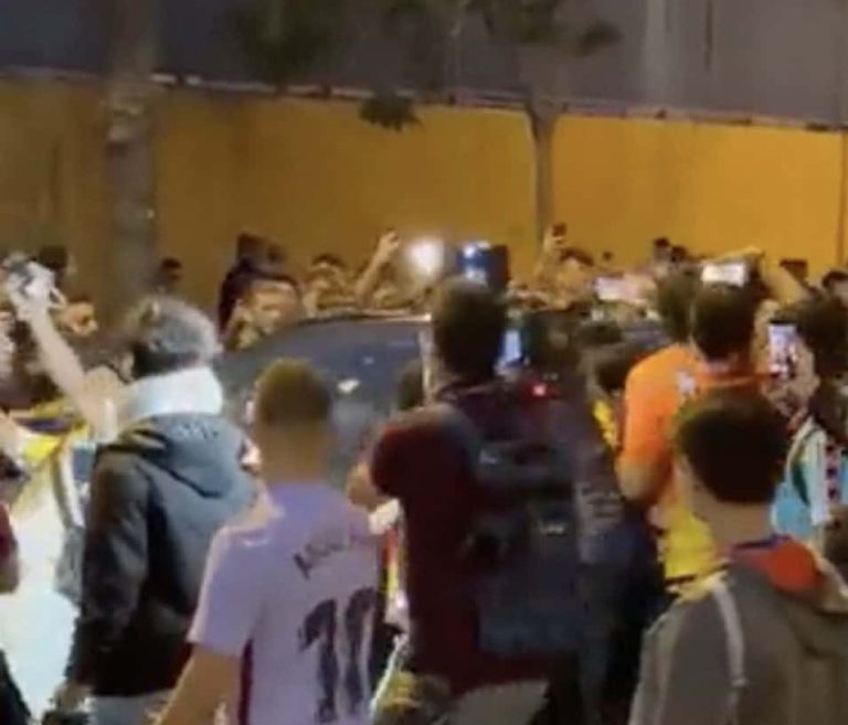 (VIDEO) Koeman se fue insultado por una multitud tras la derrota del Barça