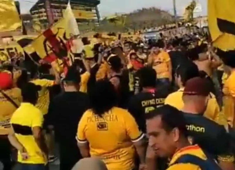 (VIDEO) Hubo banderazo en los exteriores del Monumental