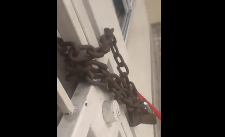 (VIDEO) Dueña de casa encerró con cadena a la puerta a 2 futbolistas