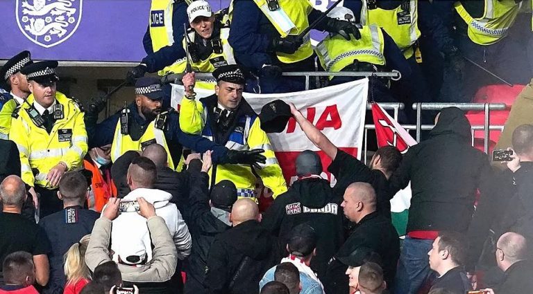 (VIDEO) Incidentes en Wembley entre la policía y los hinchas de Hungría