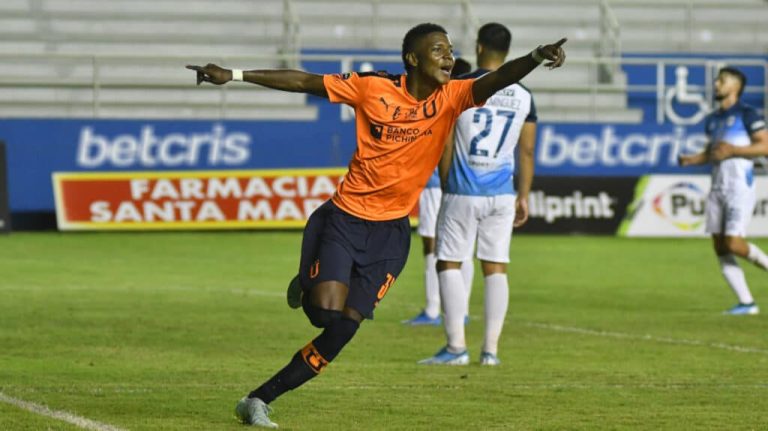 Nilson Angulo salió golpeado en el ojo durante un amistoso