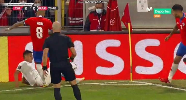 (VIDEO) Pitana ni se inmutó: Vidal pateó a rival en el piso y no recibió amonestación