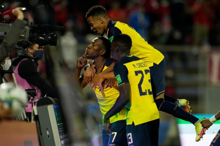 (VIDEO) HISTÓRICO: Ecuador ganó en Chile y se enrumba al Mundial