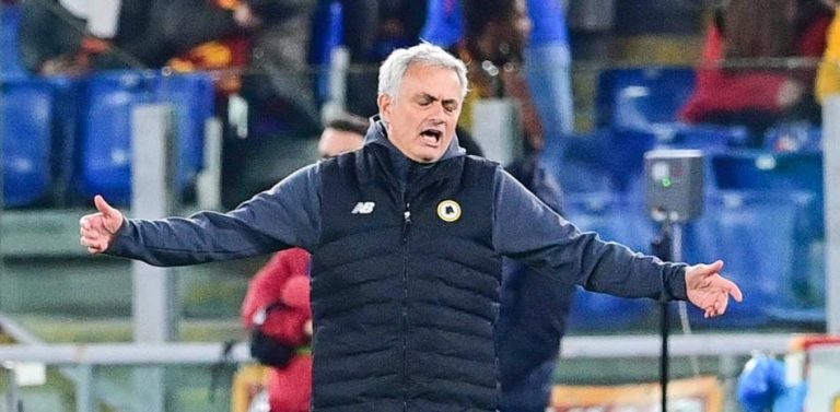 La afición de la Roma comienza a pitar a Mourinho