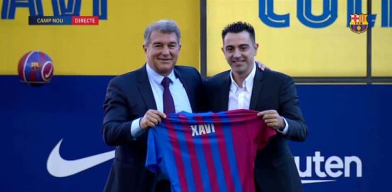 Xavi, el primero en firmar en el césped del Camp Nou