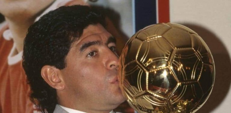 El doloroso final de los dos Balones de Oro que ganó Maradona