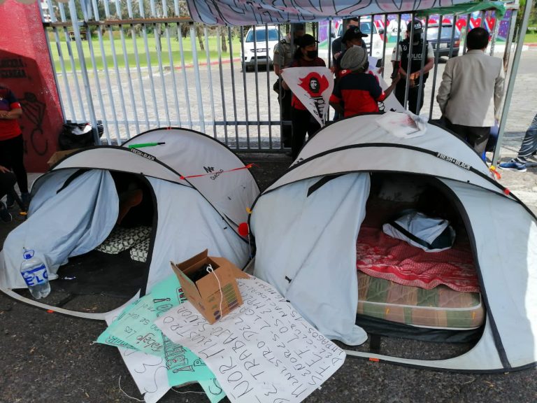(VIDEO) EL RELATO: Trabajadoras se descompensan afuera del complejo de El Nacional