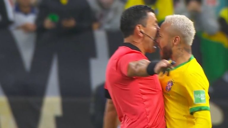 (VIDEO) El fuerte cruce de Neymar con el árbitro Tobar