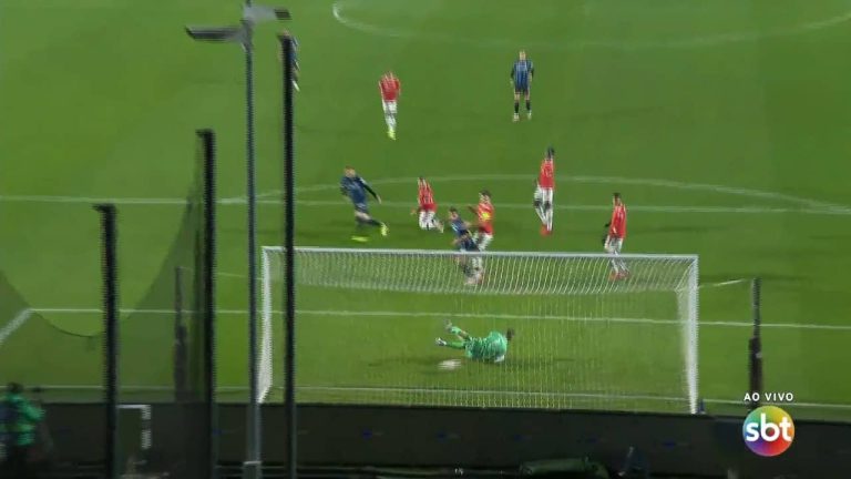 (VIDEO) INSÓLITO: El blooper de David De Gea en el gol del Atalanta