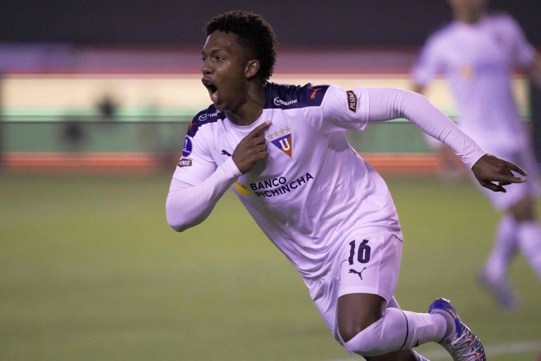 LDU hizo una nueva propuesta a Djorkaeff Reasco