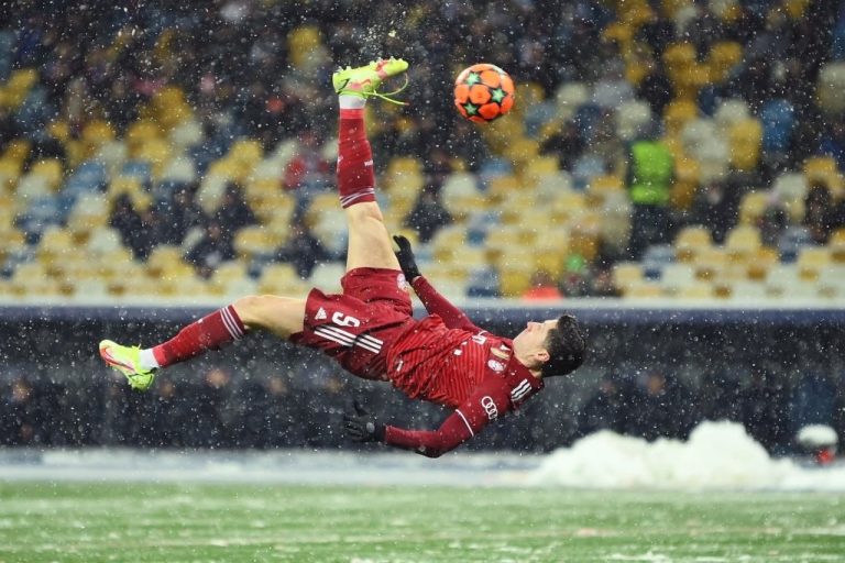(VIDEO) ¡GOLAZO de chilena de Lewandowski en Champions!