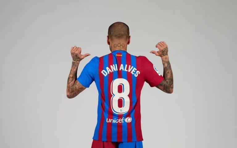 Dani Alves ‘heredó’ el número de Iniesta en el Barça