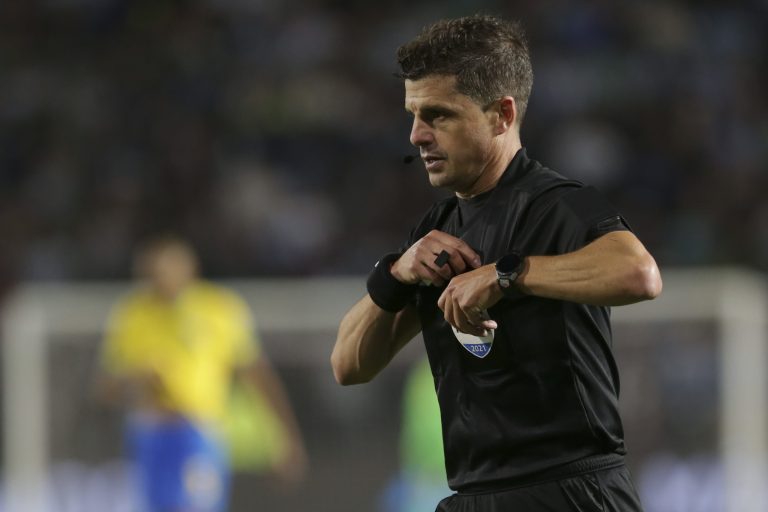 POR EL CODAZO DE OTAMENDI: Suspendidos dos árbitros tras el Argentina vs Brasil