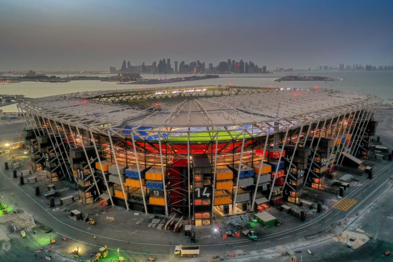 (VIDEO) Hecho con contenedores: Qatar inauguró el primer estadio desmontable