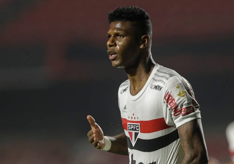 Es “cada vez más difícil” la permanencia de Arboleda en Sao Paulo